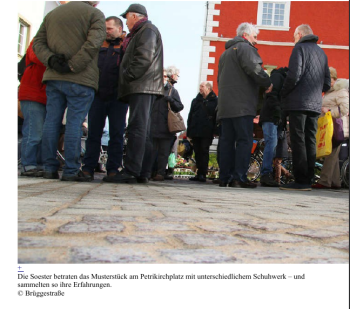 Fußgänger bei der gepfalsterten Stelle