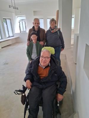 Foto auf der Baustelle Benedikt und Catherina mit dem Ehepaar Wagner